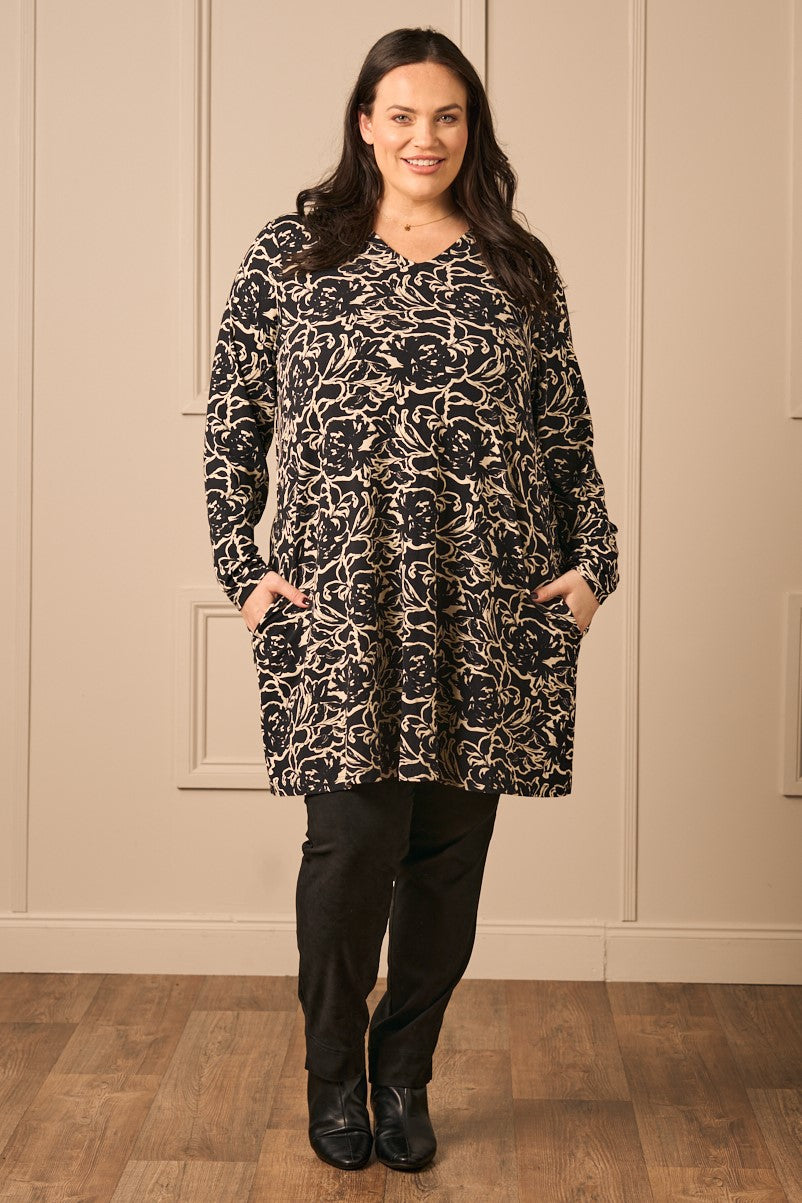 OUr new model Zhana is wearing Ciso floral tunic in black and white for Froxx Clothing plus sizes