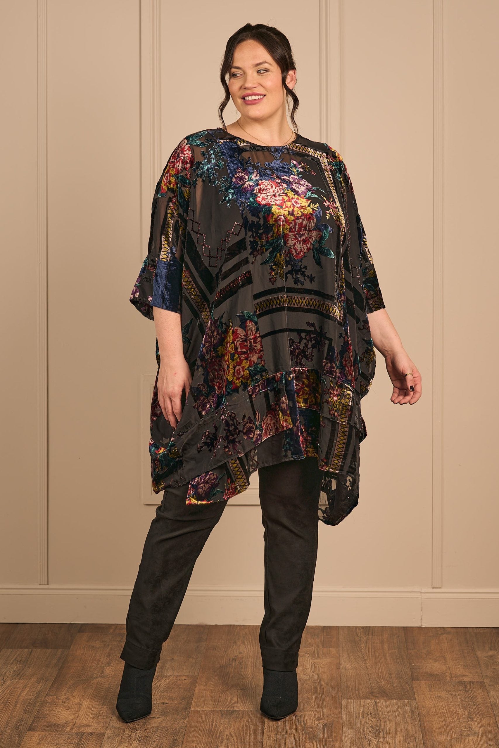 Our gorgeous model Zhana Paton is wearing Thanny devore tunic in anthracite for Froxx Clothing plus sizes