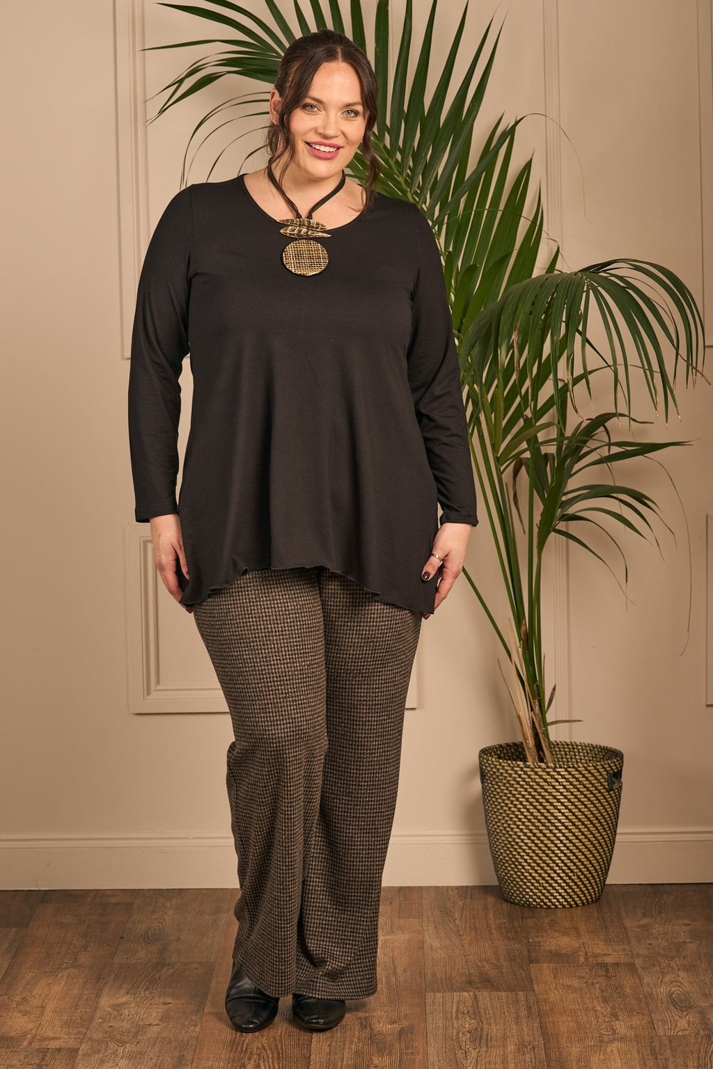 OUr model is wearing Robell Britt dog tooth palazzo trousers in chocolate for Froxx Clothing plus sizes