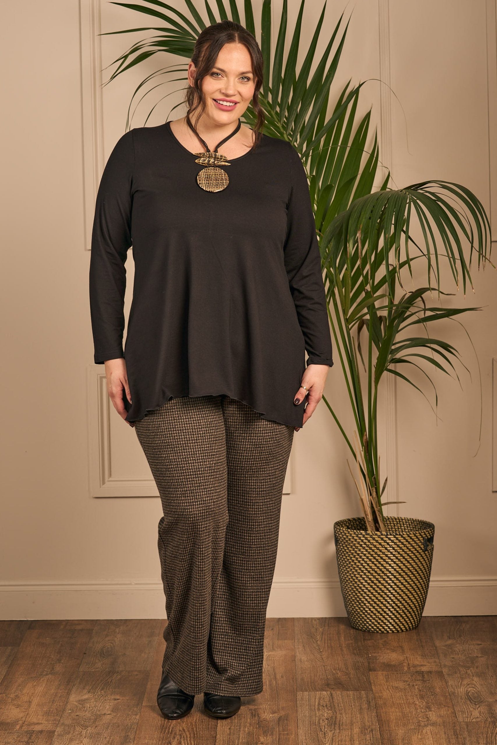 OUr model is wearing Robell Britt dog tooth palazzo trousers in chocolate for Froxx Clothing plus sizes