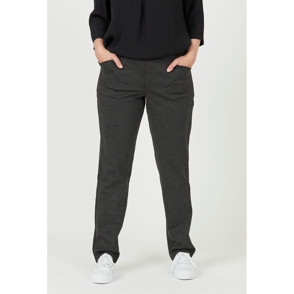 Model is wearing Liv trousers in anthracite by Pont Neuf for Froxx CLothing plus sizes