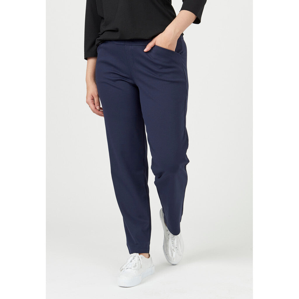 Our model is wearing Pont Neuf Liv winter jersey leggings in navy