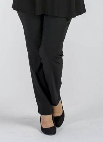 Woman wearing Robell stretch trouser 31" inside leg in black