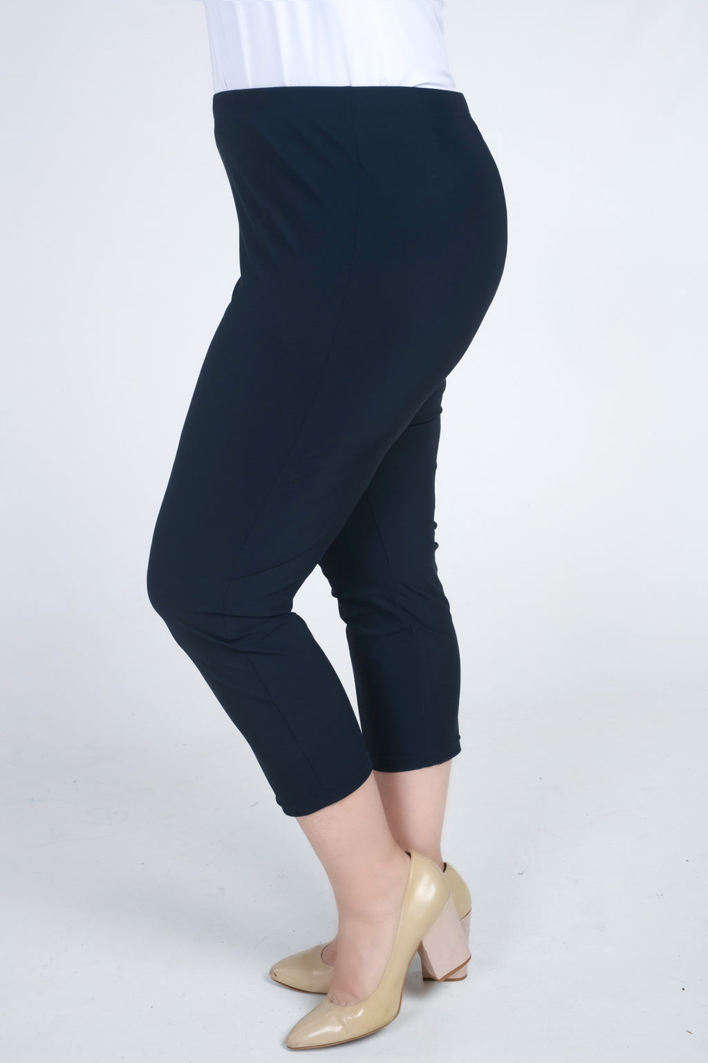 Model is wearing Doris Streich jersey crop leggings in navy for plus sizes