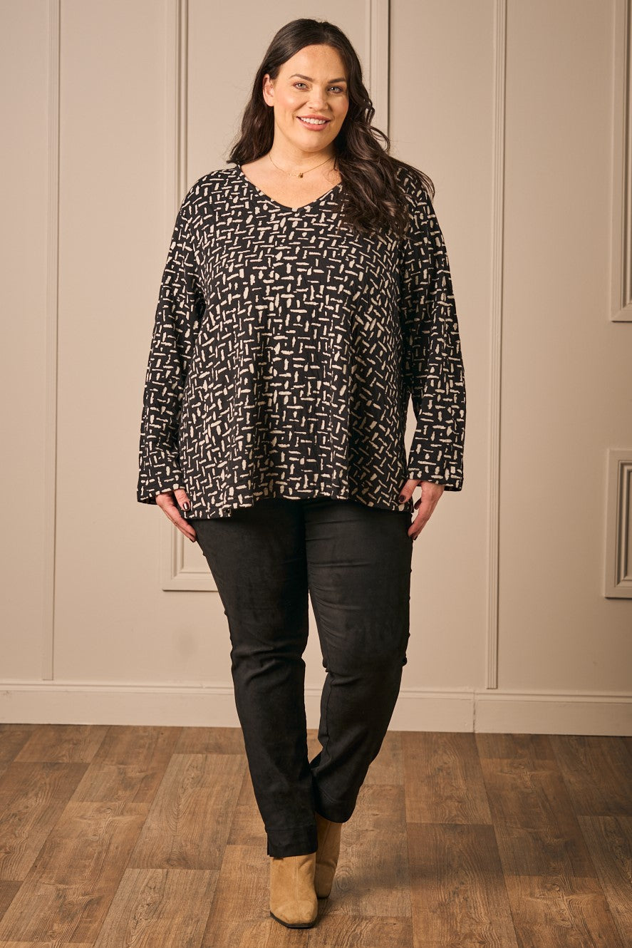 Our model is wearing Orientique V neck knit tee in black and white for Froxx CLothing plus sizes