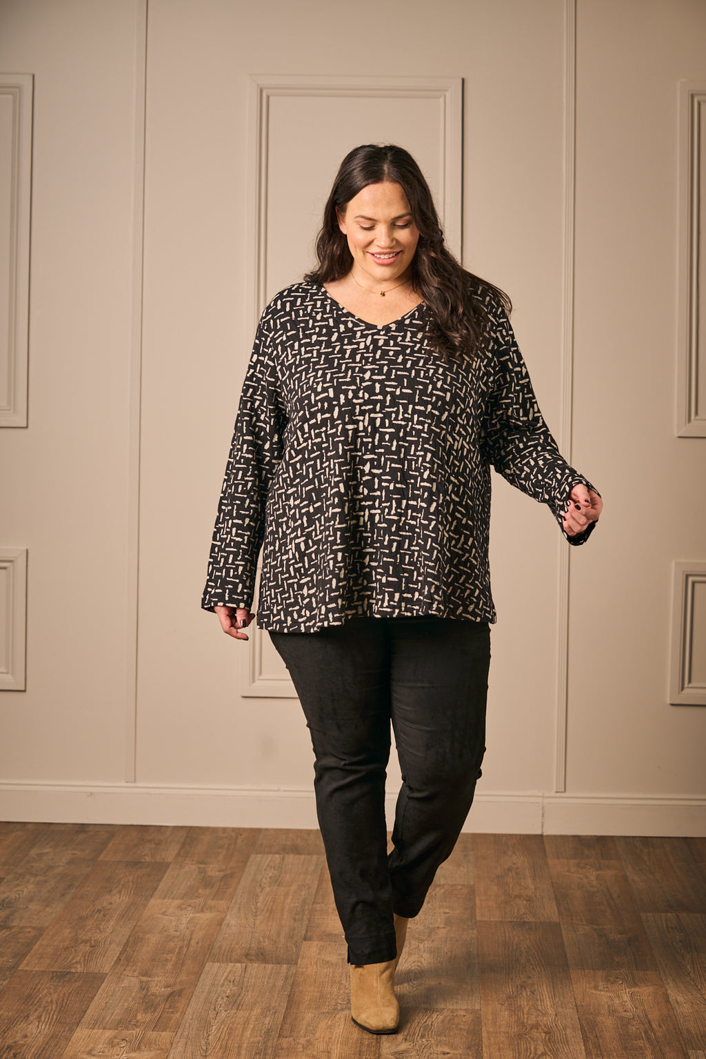 Orientique V neck knit tee - Black/White