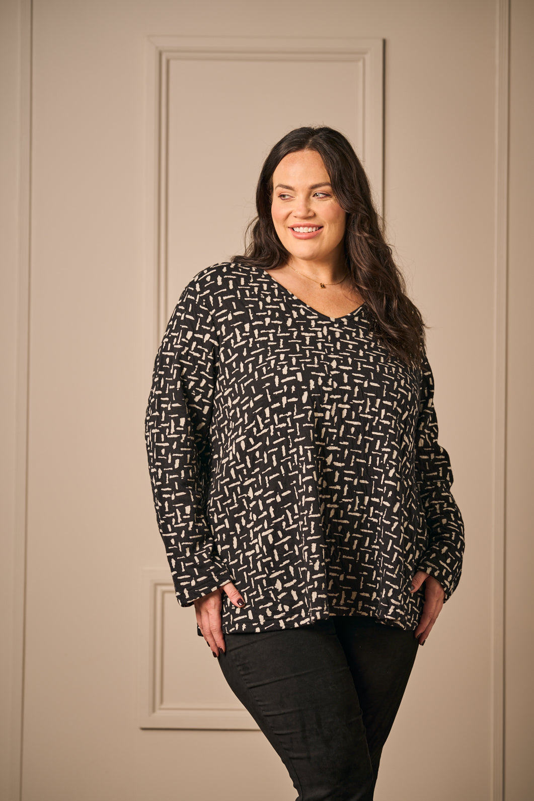 Orientique V neck knit tee - Black/White