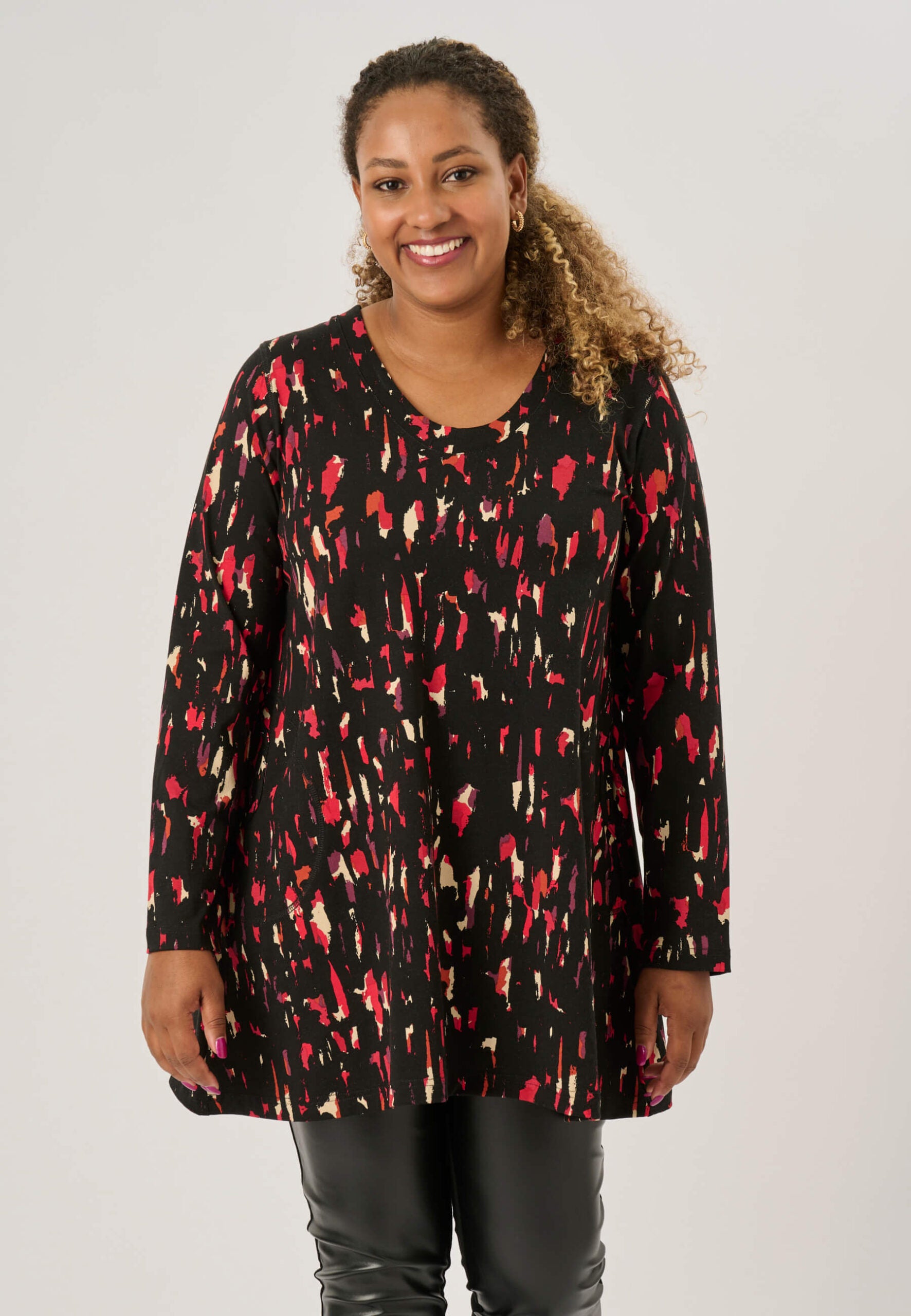 Our model is wearing Pont Neuf Melina jersey tunic in red and black for Froxx Clothing