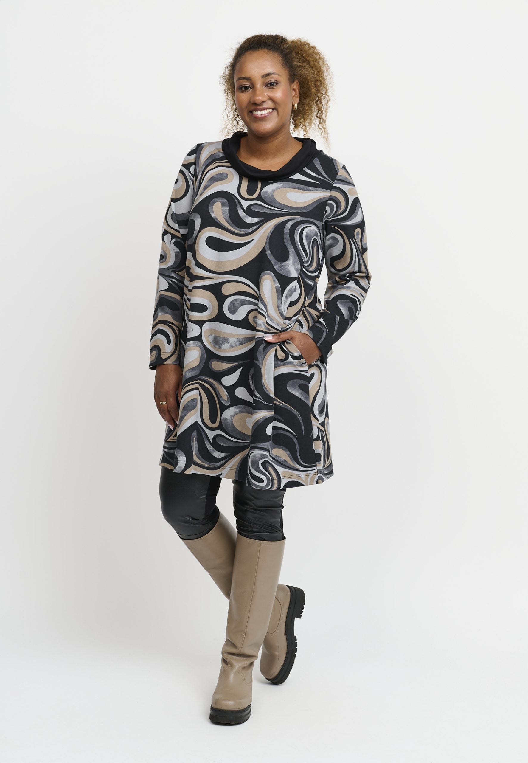 Our model is wearing Pont Neuf Uma jersey print top in grey for Froxx Clothing plus sizes