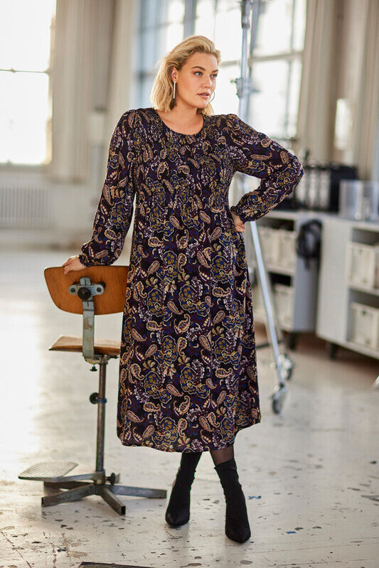 Our model is wearing Ciso paisley dress in purple mix for Froxx Clothing